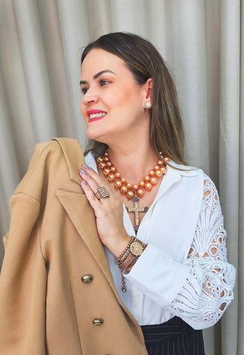 Colar Mantra de perolas salmão com pingente de crucifixo light peach banhado no vintage