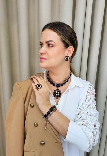 Colar Gerusa luxo com pingente e pedras pretas e light peach