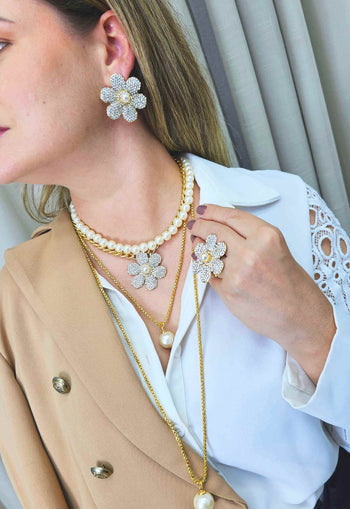 Anel de flor Bahamas com strass cristal e perola banhado no dourado