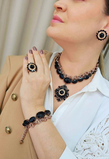 Anel Gerusa com pedras pretas e light peach