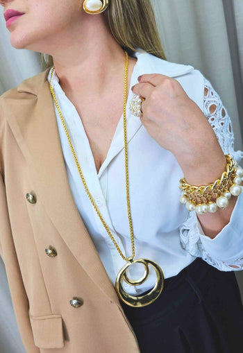 Colar Vênus longo de veneziana com pingente de metal dourado