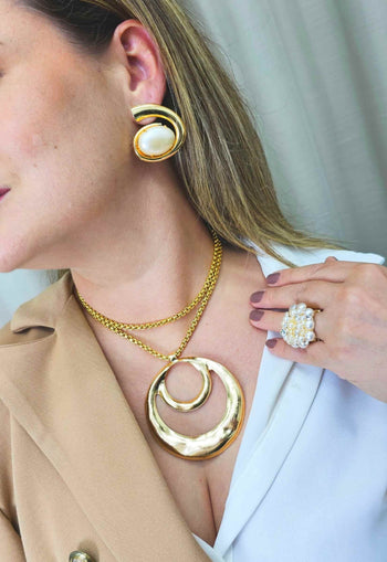 Colar Vênus longo de veneziana com pingente de metal dourado