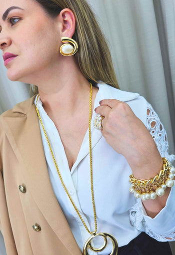 Brinco Única de metal com pérola oval banhado no dourado