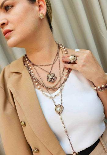 Brinco Beteia redondo com stras light peach