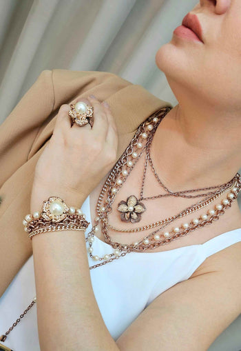 Anel Beteia de flor com perola e strass light peach