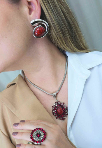 Brinco Única de metal com pedra oval vermelha banhado no prata