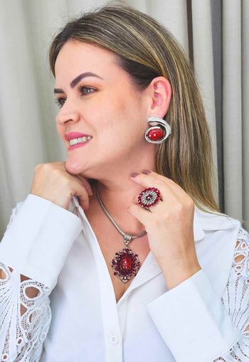 Brinco Única de metal com pedra oval vermelha banhado no prata
