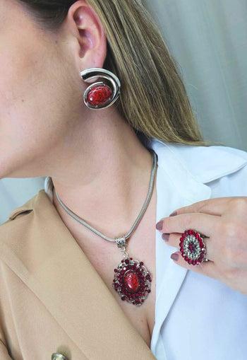 Brinco Única de metal com pedra oval vermelha banhado no prata