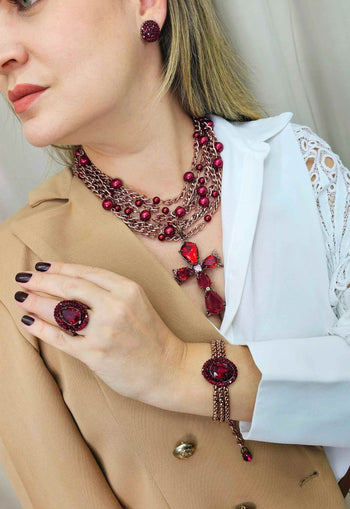 Maxi Colar Celebridade com perolas vermelhas e crucifixo vintage
