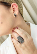 Brinco Luma classic com strass hematite banhado no onix