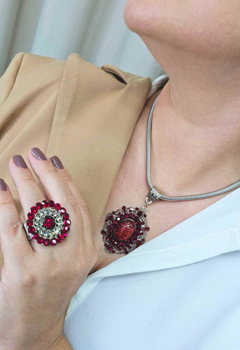 Colar Raridade com pingente de pedras vermelhas e corrente prata