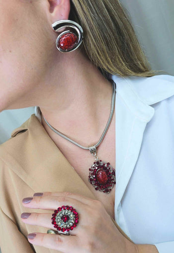 Colar Raridade com pingente de pedras vermelhas e corrente prata