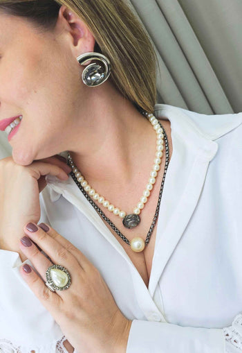 Colar Doha de perolas com pedra black diamond e mix de correntes em onix