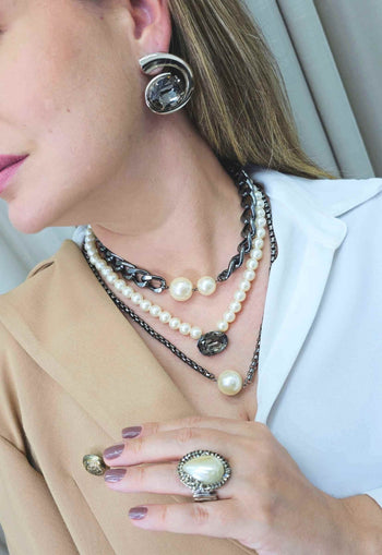 Colar Doha de perolas com pedra black diamond e mix de correntes em onix