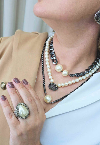 Colar Doha de perolas com pedra black diamond e mix de correntes em onix