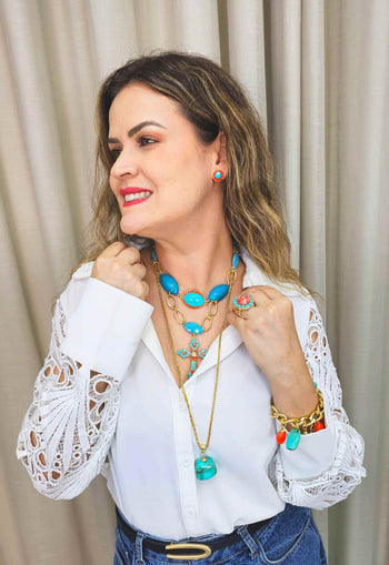 Mix de colares Brisa Tropical com crucifixo e pedras turquesas e coral banhado no dourado