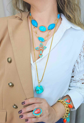 Mix de colares Brisa Tropical com crucifixo e pedras turquesas e coral banhado no dourado