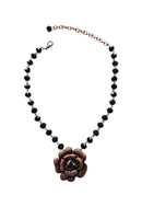 Colar Cecília jet com pingente de flor e cristais preto
