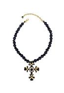 Colar Madeline jet com pingente de crucifixo e pedras pretas banhado no dourado