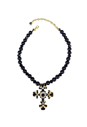 Colar Madeline jet com pingente de crucifixo e pedras pretas banhado no dourado