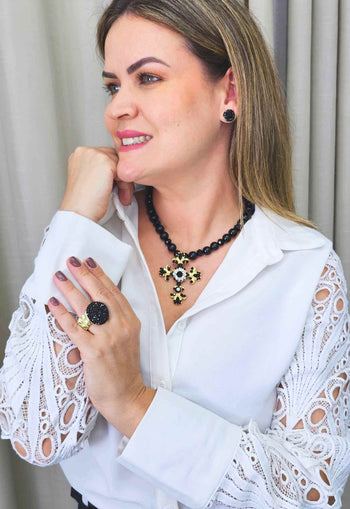 Colar Madeline jet com pingente de crucifixo e pedras pretas banhado no dourado