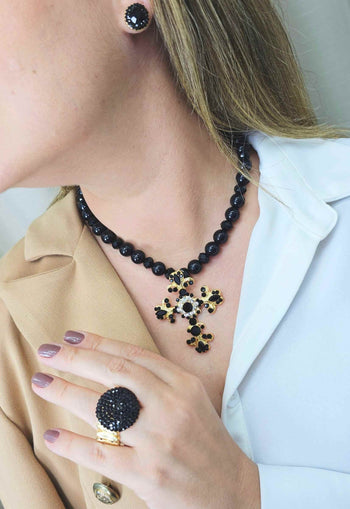 Colar Madeline jet com pingente de crucifixo e pedras pretas banhado no dourado