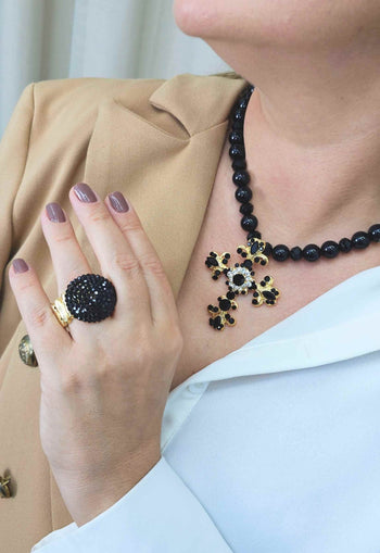 Colar Madeline jet com pingente de crucifixo e pedras pretas banhado no dourado