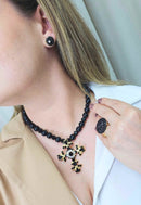 Colar Madeline jet com pingente de crucifixo e pedras pretas banhado no dourado