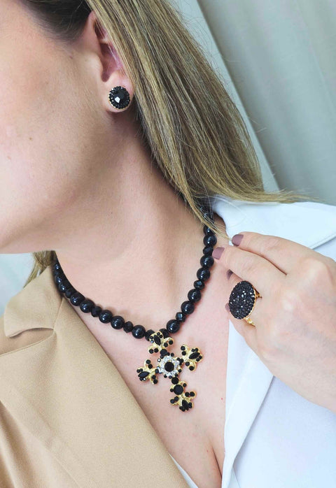 Colar Madeline jet com pingente de crucifixo e pedras pretas banhado no dourado
