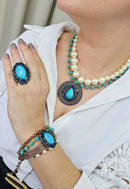 Colar Raya de perolas com pedras turquesa e mandala azul