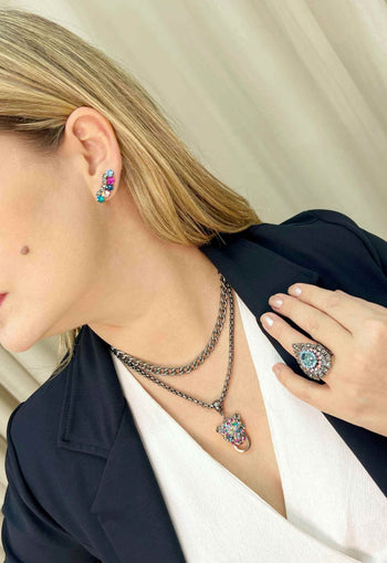 Brinco Arabela com pingente de onça colorida