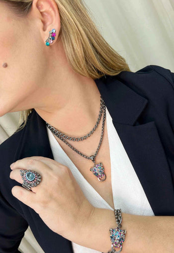 Brinco Arabela com pingente de onça colorida