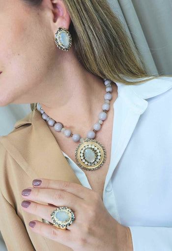 Colar Solene dourado com bolas cinza e strass opal