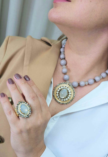 Colar Solene dourado com bolas cinza e strass opal