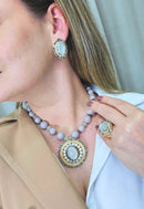 Colar Solene dourado com bolas cinza e strass opal