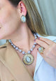 Colar Solene dourado com bolas cinza e strass opal