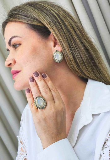 Anel Solene cinza e opal banhado no dourado