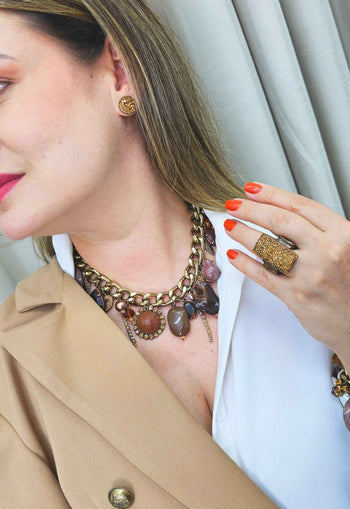 Colar Driade glam ouro velho com pingentes e pedras marrom