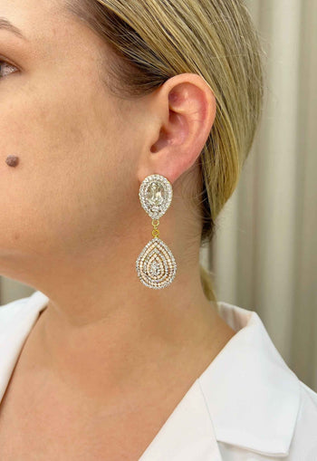 Brinco Eli Glam com gota de strass banhado no dourado