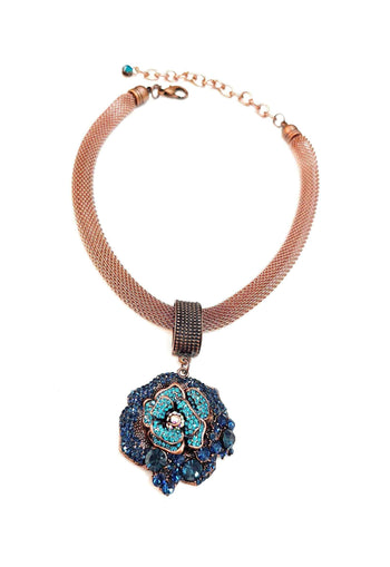 Colar Maitê com pignente de flor azul e malha vintage