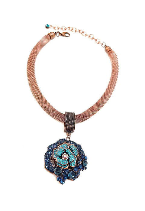 Colar Maitê com pignente de flor azul e malha vintage