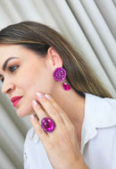 Brinco Amara redondo com gota fucsia banhado no vintage