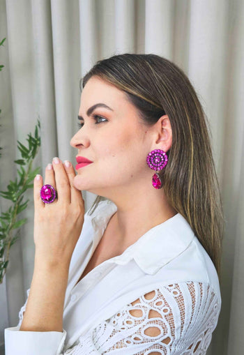Brinco Amara redondo com gota fucsia banhado no vintage