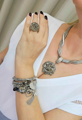 Anel Irresistível redondo com pedras black diamond banhado no prata