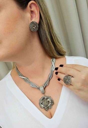 Anel Irresistível redondo com pedras black diamond banhado no prata