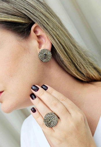 Anel Irresistível redondo com pedras black diamond banhado no prata