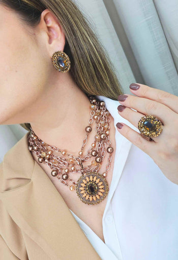 Brinco Momentos mocha com pedras marrons banhado no vintage