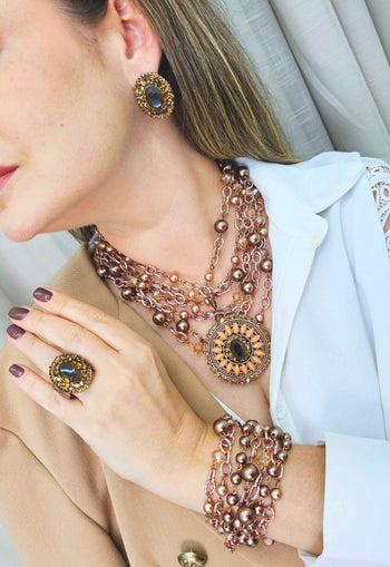 Brinco Momentos mocha com pedras marrons banhado no vintage