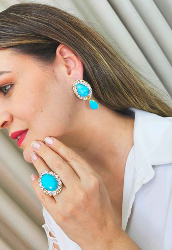 Anel Julieta dourado com pedra oval azul e strass cristal