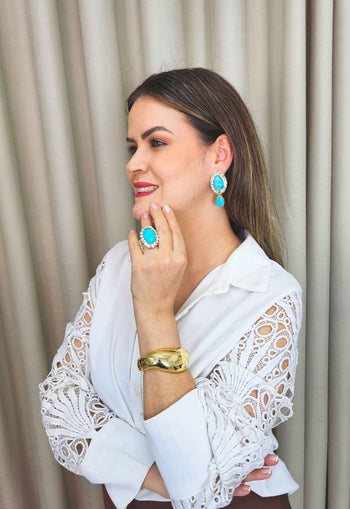 Brinco Julieta dourado com gotas e pedras azuis e strass cristal